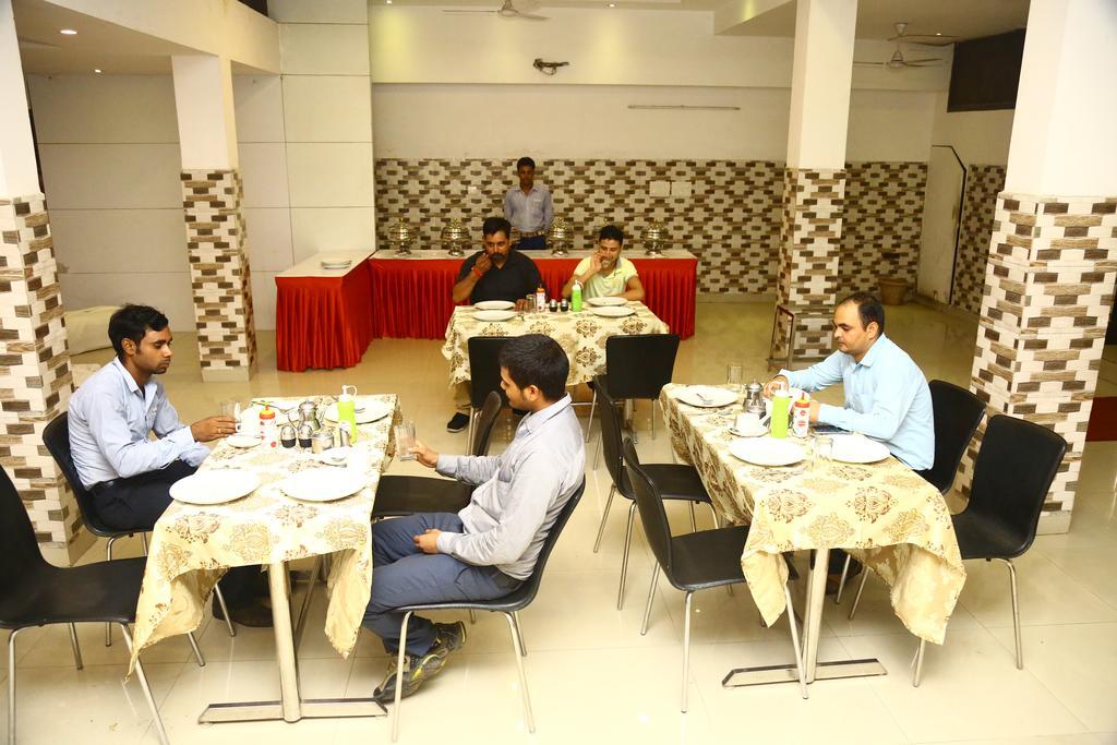 Hotel Smart Inn 2 New Delhi Buitenkant foto