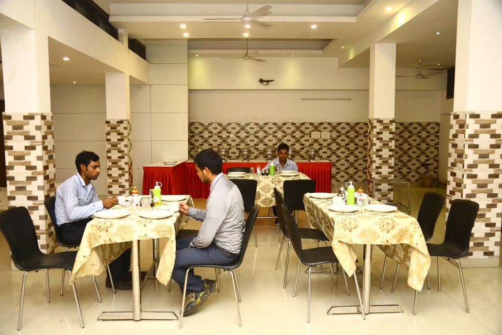 Hotel Smart Inn 2 New Delhi Buitenkant foto