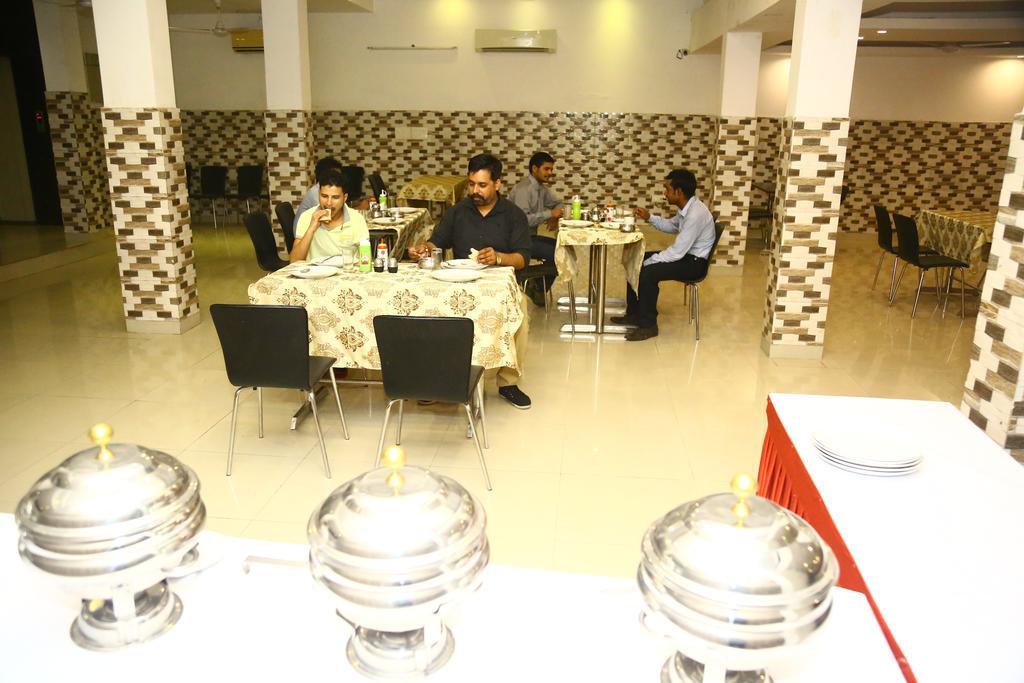 Hotel Smart Inn 2 New Delhi Buitenkant foto